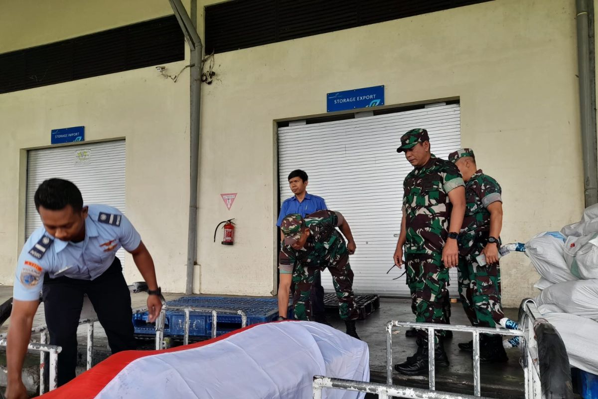 Jenazah prajurit TNI tewas di Papua tiba di Bandara Lombok