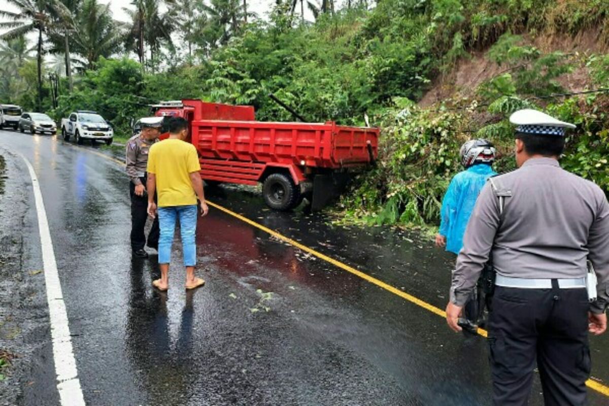 Polisi pantau jalur Manado-Amurang masih bisa dilalui kendaraan