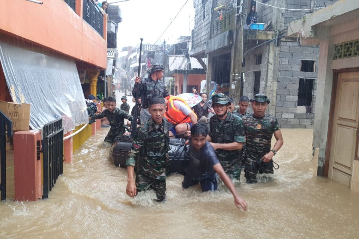 Prajurit Kodam XIII/Merdeka bantu evakuasi korban banjir Manado