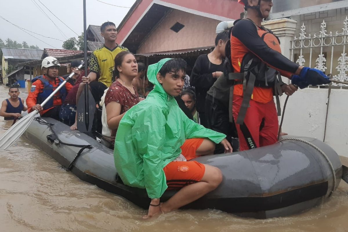 Tim SAR Manado kerahkan enam perahu karet evakuasi korban banjir