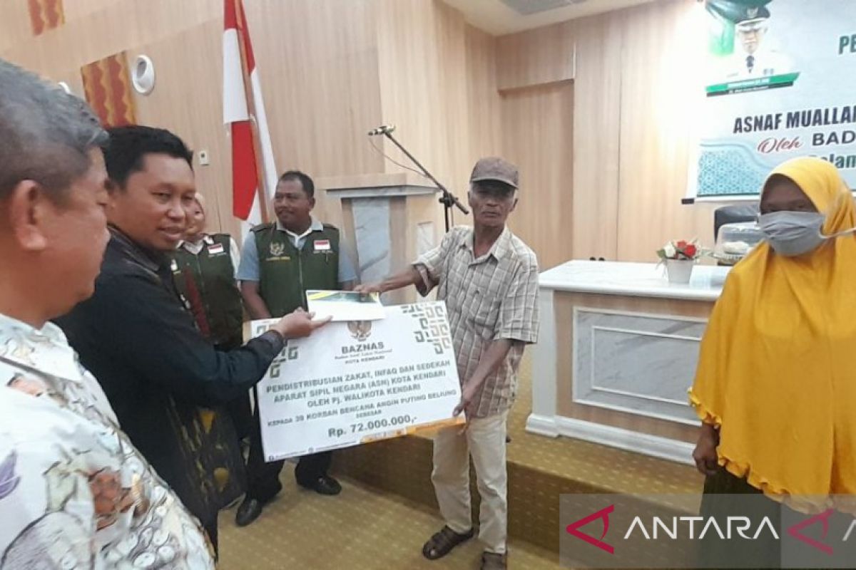 Pemkot Kendari salurkan bantuan kepada 39 KK terdampak puting beliung