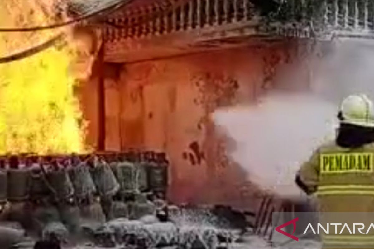 Agen tabung gas di Pondok Kelapa terbakar