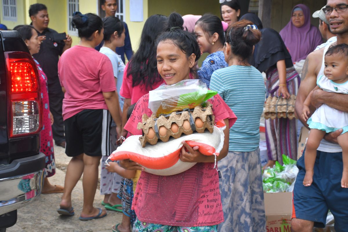 PT Semen Padang kirim bantuan 89 paket sembako untuk korban banjir Batu Busuk
