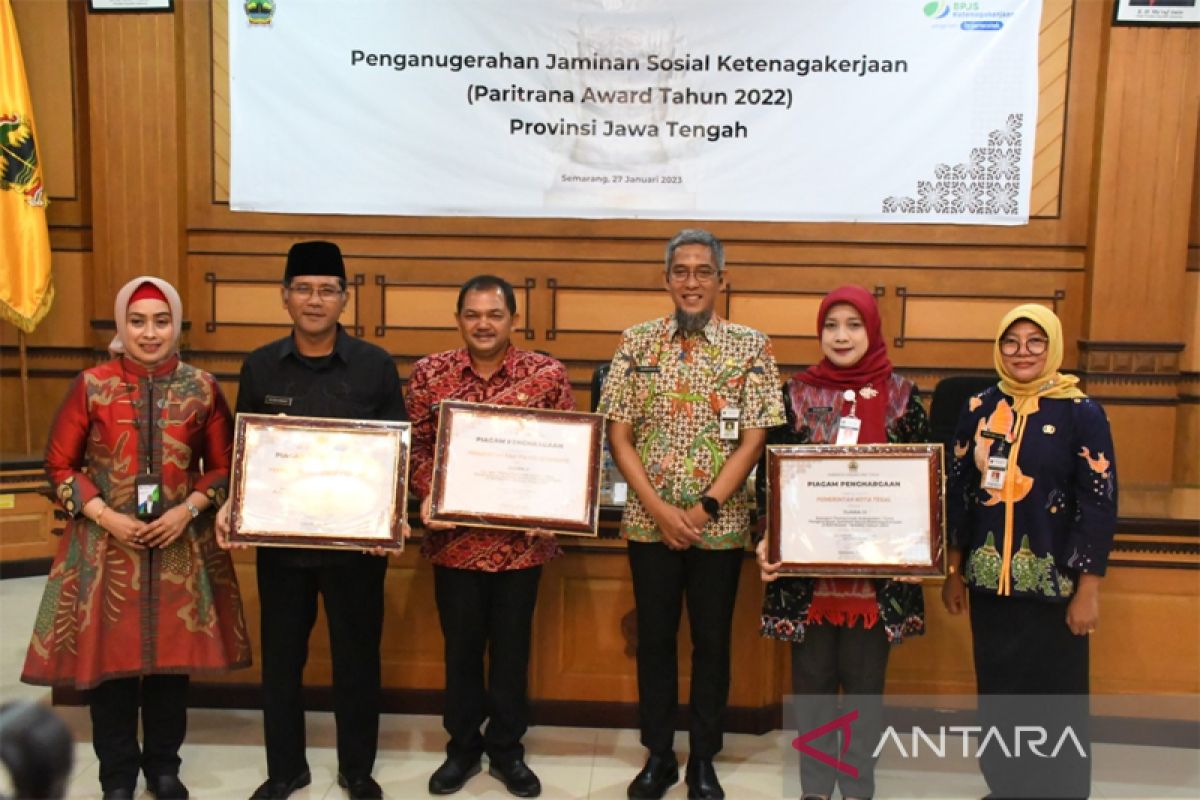 BPJAMSOSTEK-Pemprov Jateng serahkan penghargaan Paritrana Award 2022