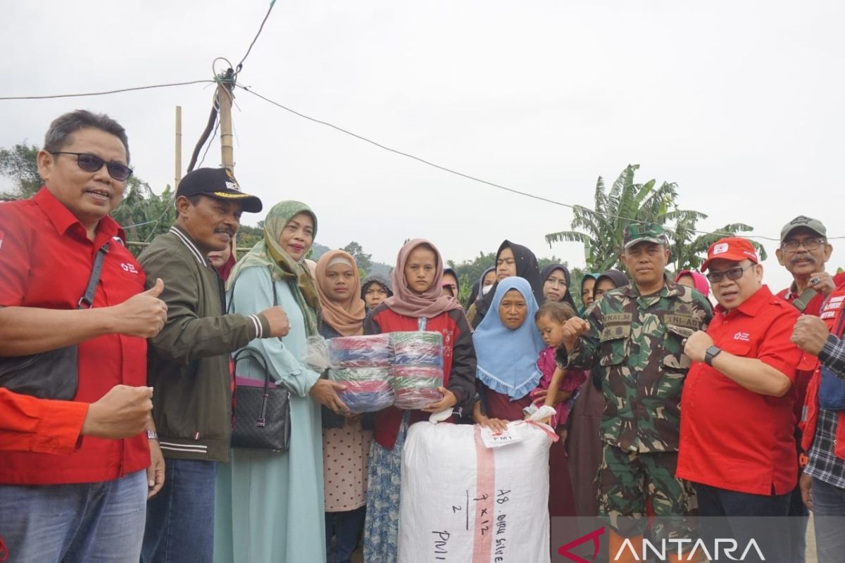 Warga korban gempa Cianjur dapat bantuan kasur dari PMI Jakbar