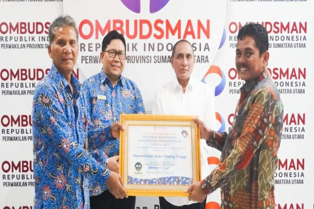 Pj.Wali Kota Tebing Tinggi terima penghargaan dari Ombudsman
