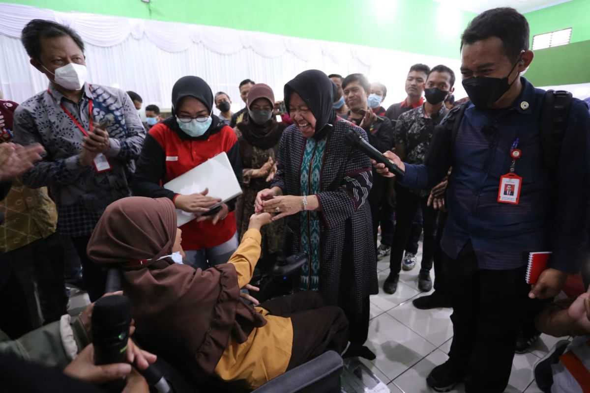 Mensos Risma salurkan bantuan ke penyandang disabilitas di Jombang