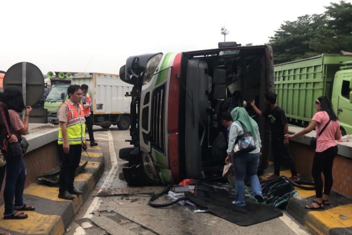 Kecelakaan bus karyawan sebabkan lima orang terluka