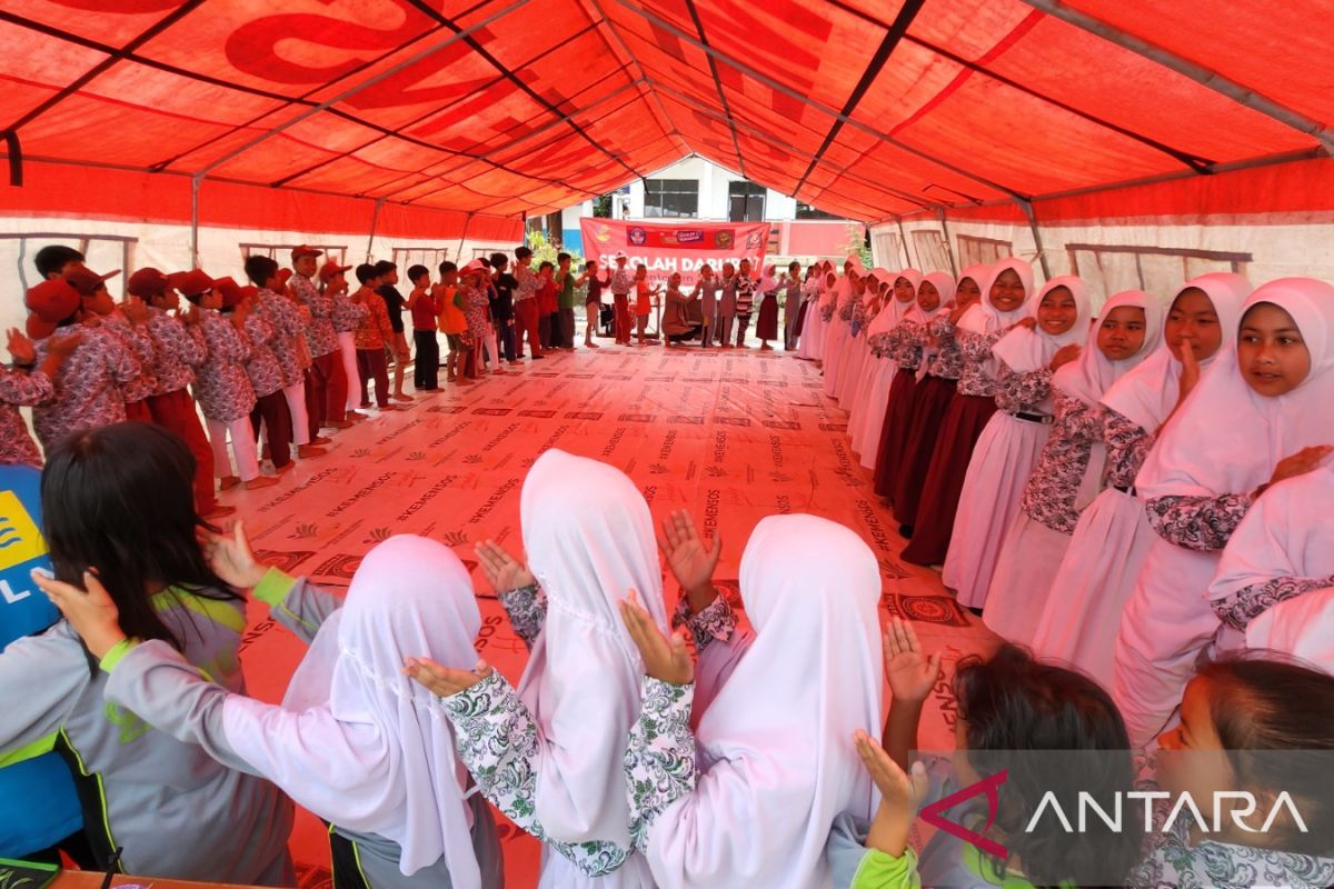 Pegawai PLN mengajar di sekolah darurat bangkitkan semangat anak korban gempa Cianjur