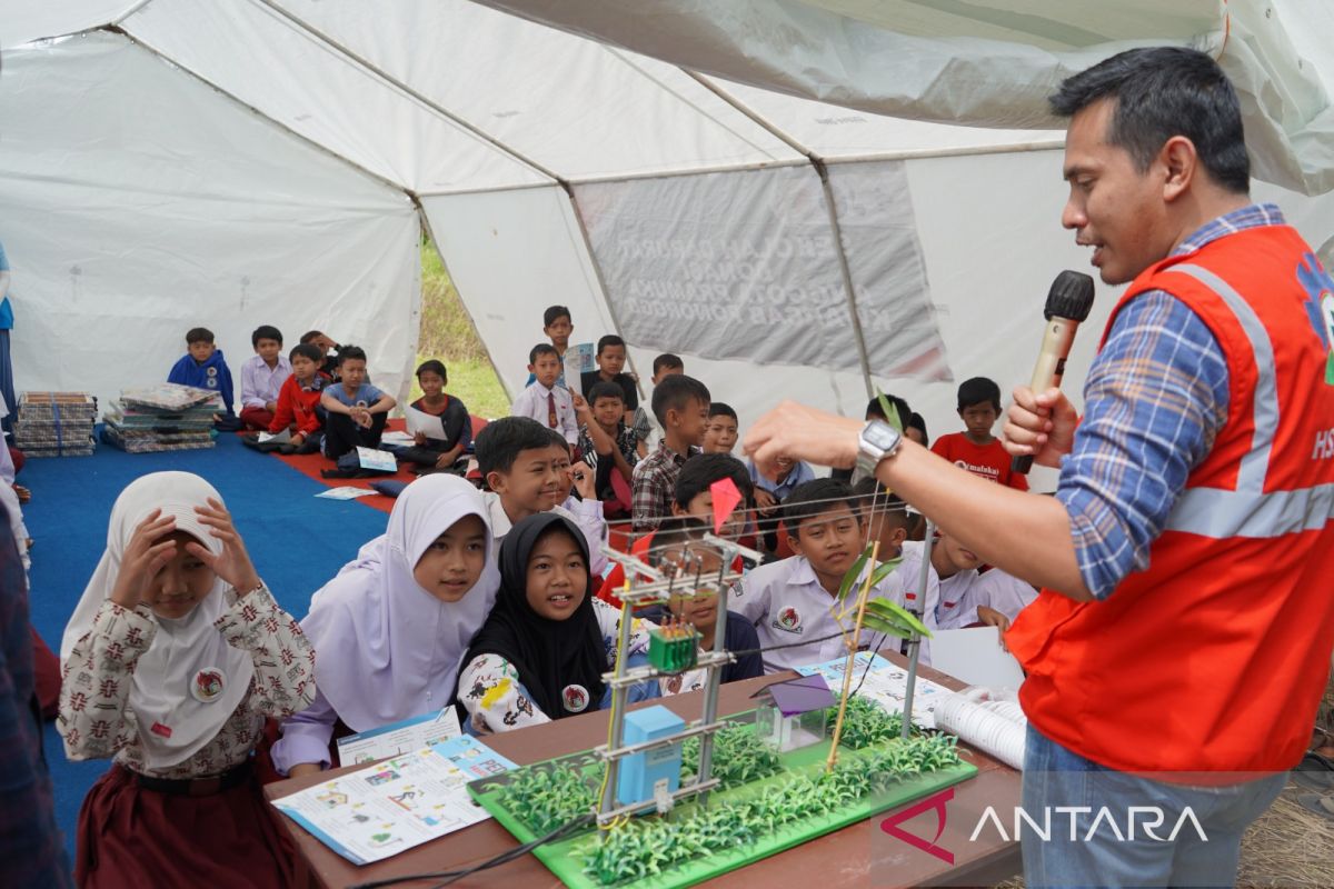 Pegawai PLN mengajar di sekolah darurat Cianjur