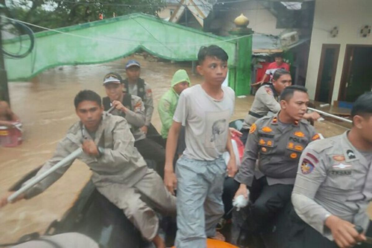 Lima orang meninggal saat banjir dan longsor di Manado