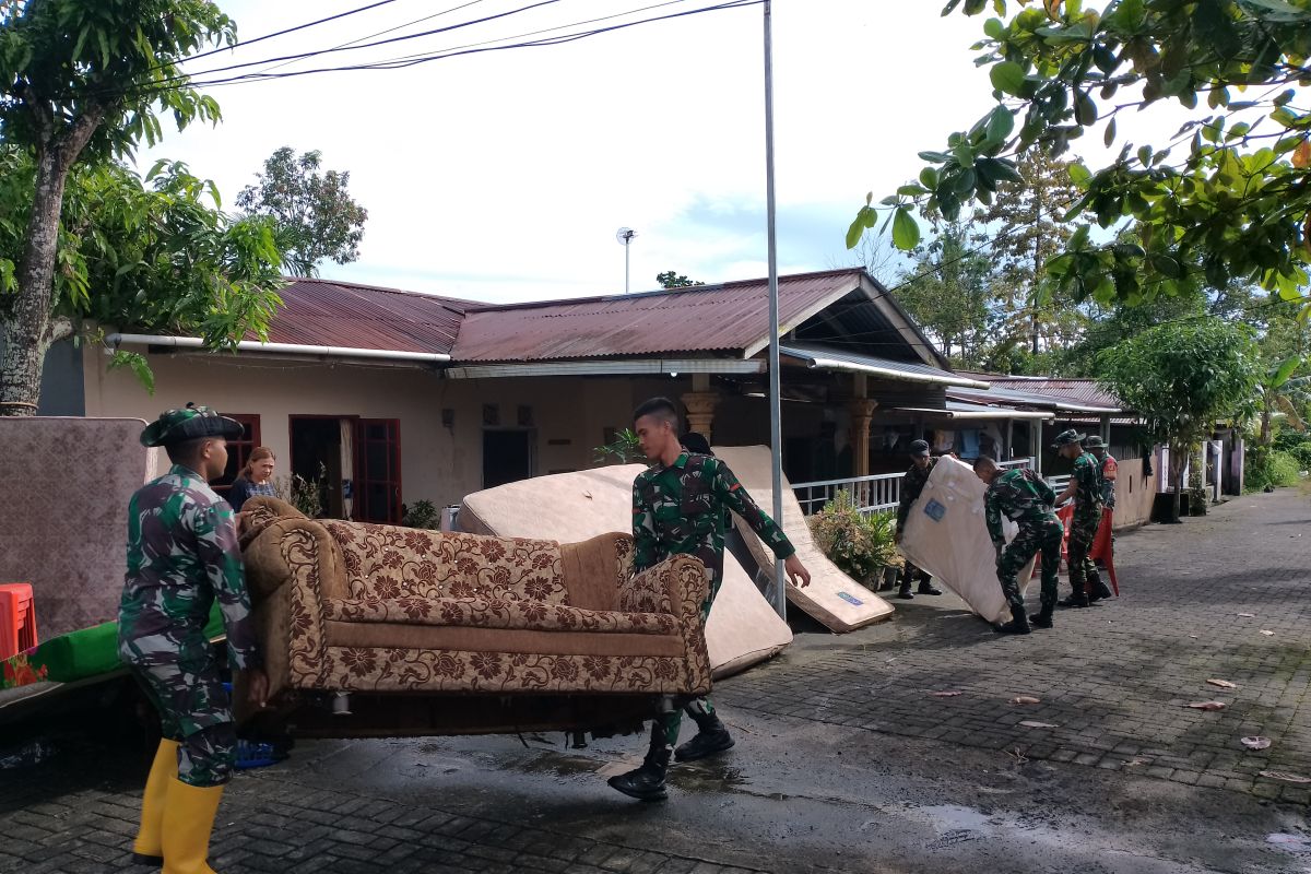 Prajurit TNI bantu warga terdampak  banjir di Paniki Baru