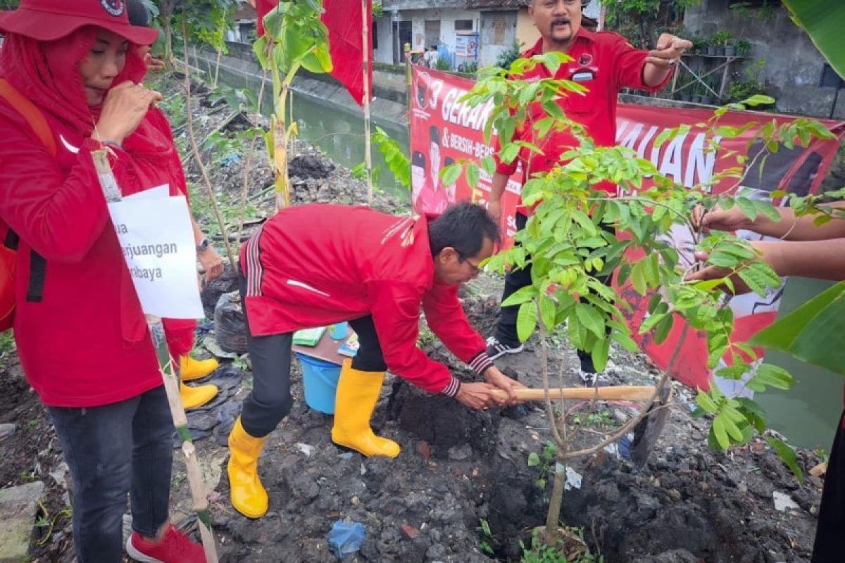 Rawat lingkungan, PDIP Surabaya aksi tanam pohon dan bersih sungai