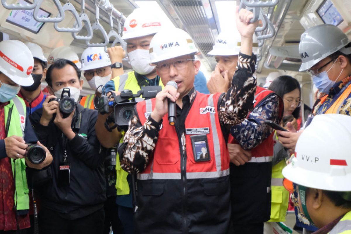 Direksi PT INKA dampingi Komisi VI DPR coba naiki LRT Jabodebek