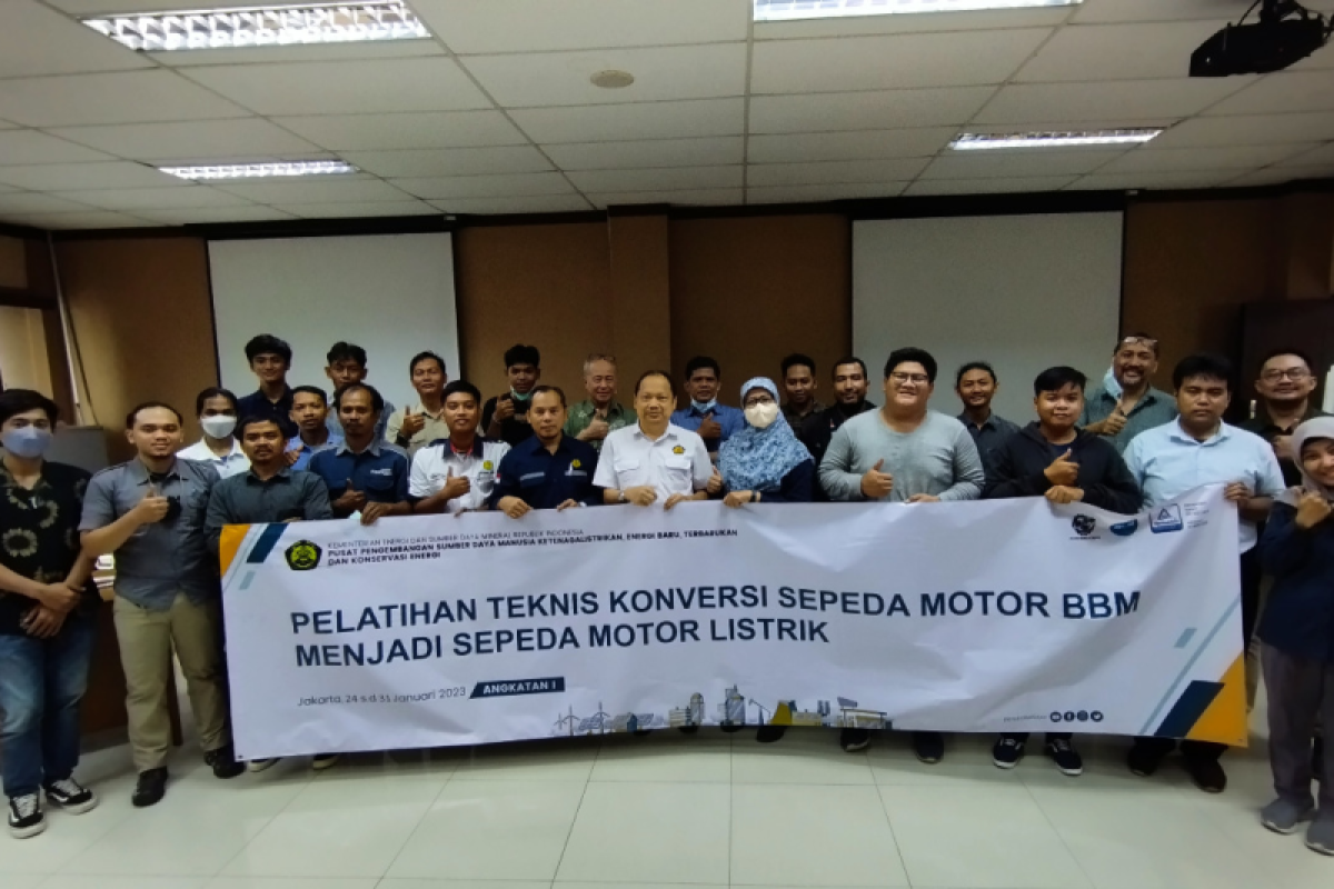 Ministry holds e-motorbike conversion training for Jakartans