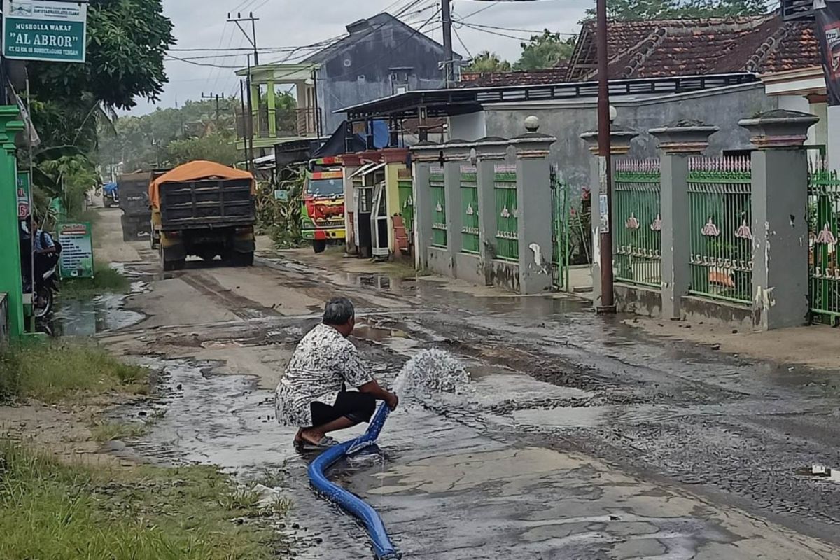 Dampak truk angkutan tambang, warga Tulungagung keluhkan jalan rusak