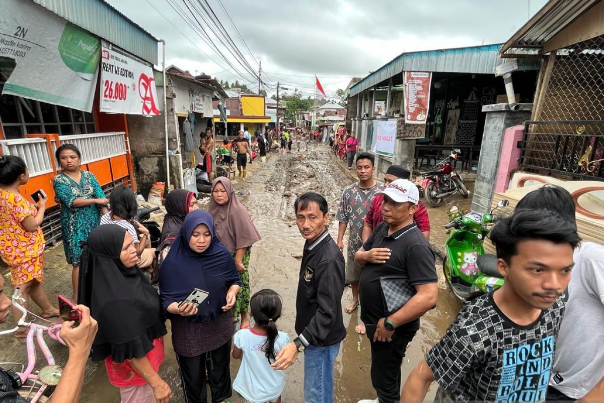 Bupati Gorontalo serahkan bantuan untuk korban banjir Manado