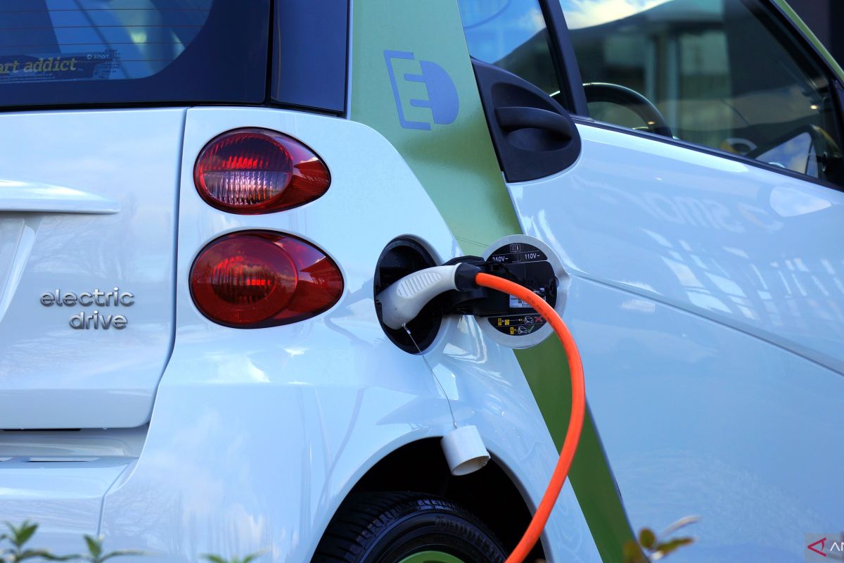 Penggunaan tenaga surya mobil listrik bantu kurangi emisi karbon