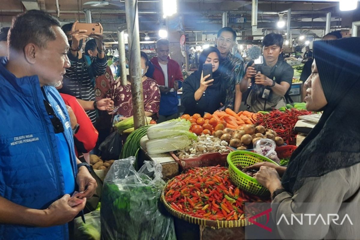 Mendag tinjau harga bahan pokok di Pasar Cisalak Depok