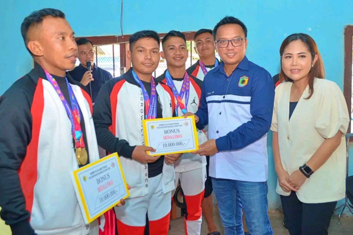 Bupati Delis serahkan bonus untuk atlit Morut peraih medali di Porprov IX di Banggai