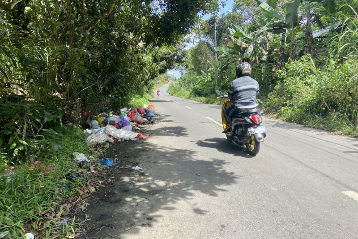 Warga keluhkan tumpukan sampah di Jalan Tungkap Batu Piring