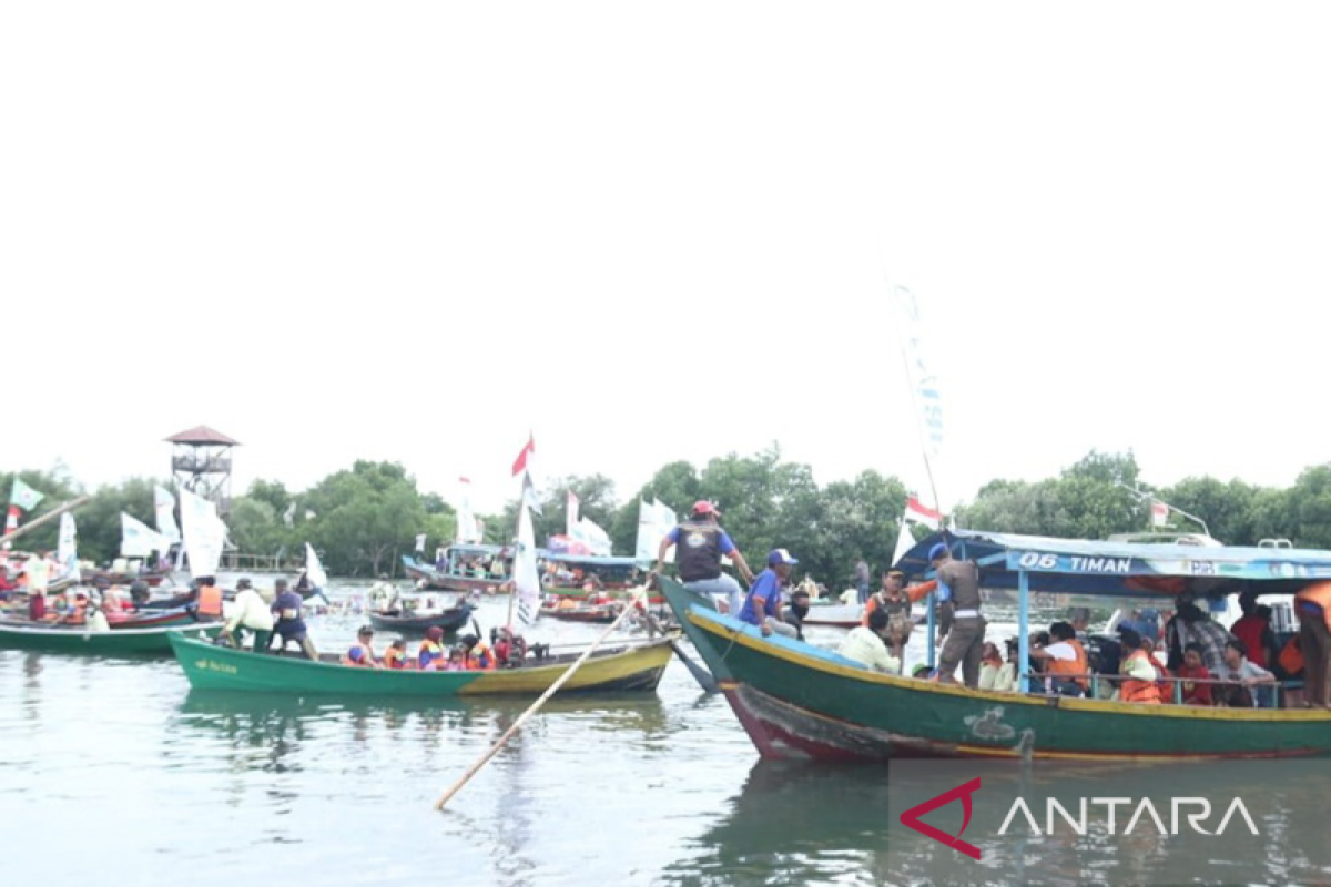 Nelayan Bekasi gelar  tradisi tahunan larung laut lestarikan kearifan lokal