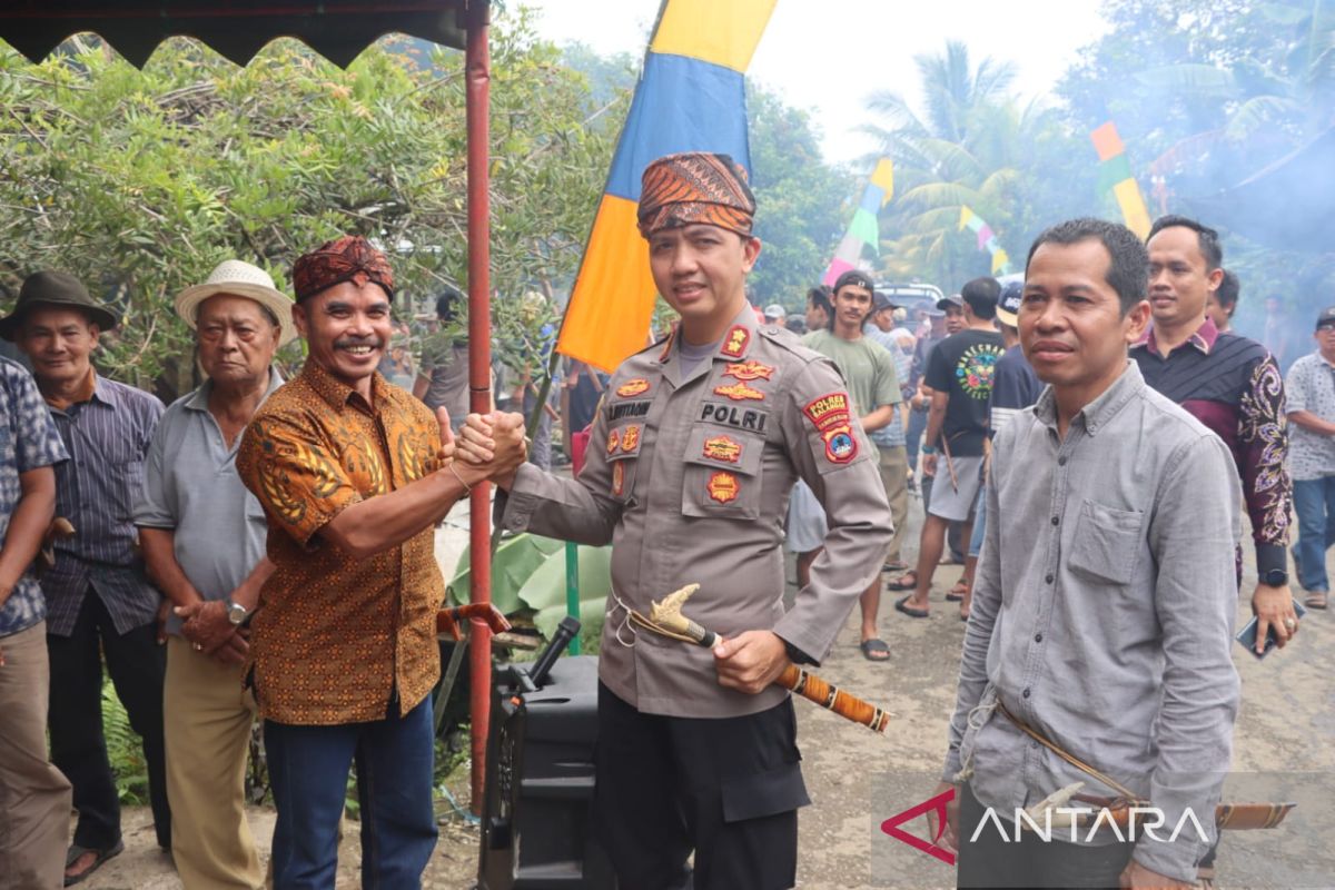 Kapolres Balangan dinobatkan jadi warga kehormatan Dayak Halong