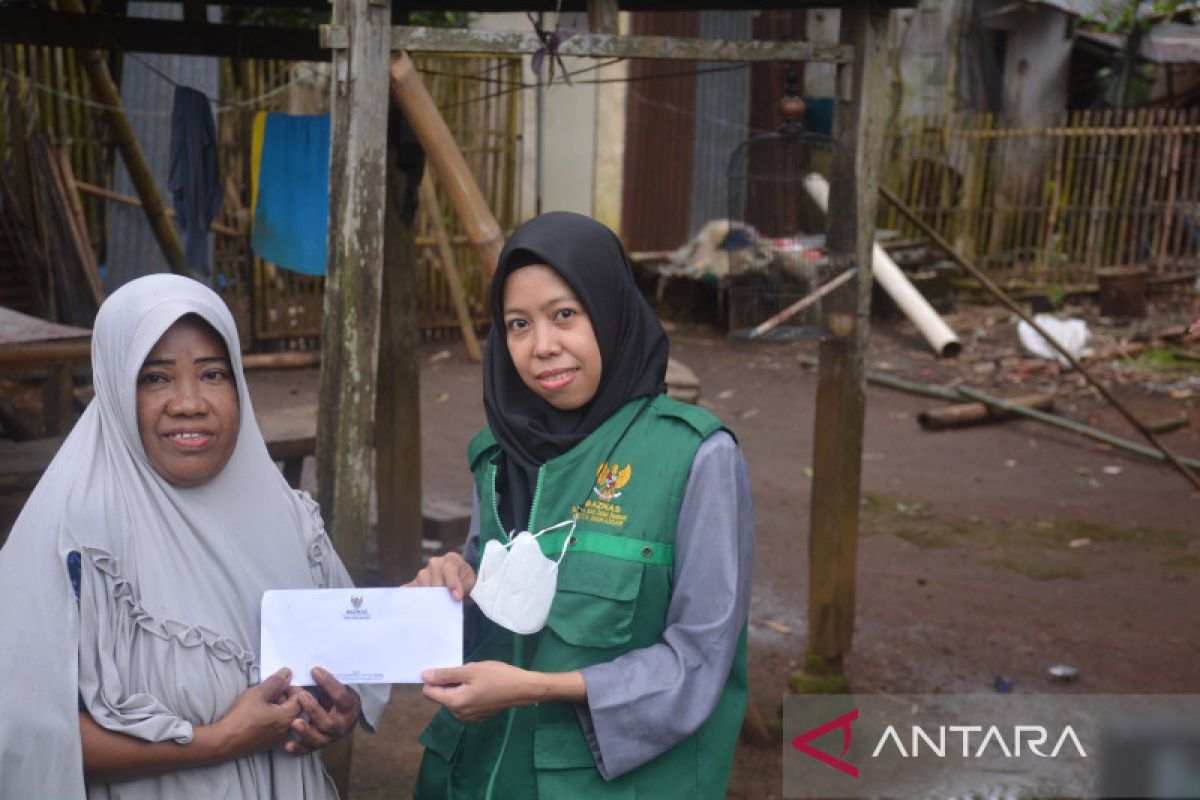 Guru ngaji kampung di Makassar diberi bantuan Baznas