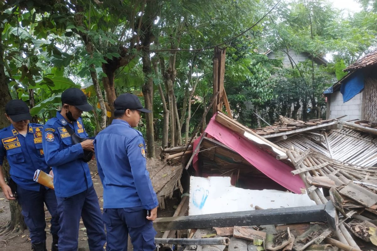 Satu rumah di Tangerang roboh akibat angin kencang