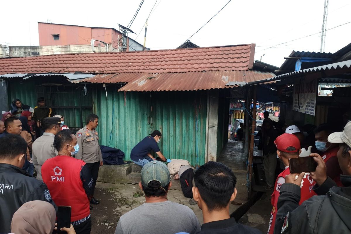 Polisi evakuasi mayat pria asal Jambi di Terminal Bukittinggi