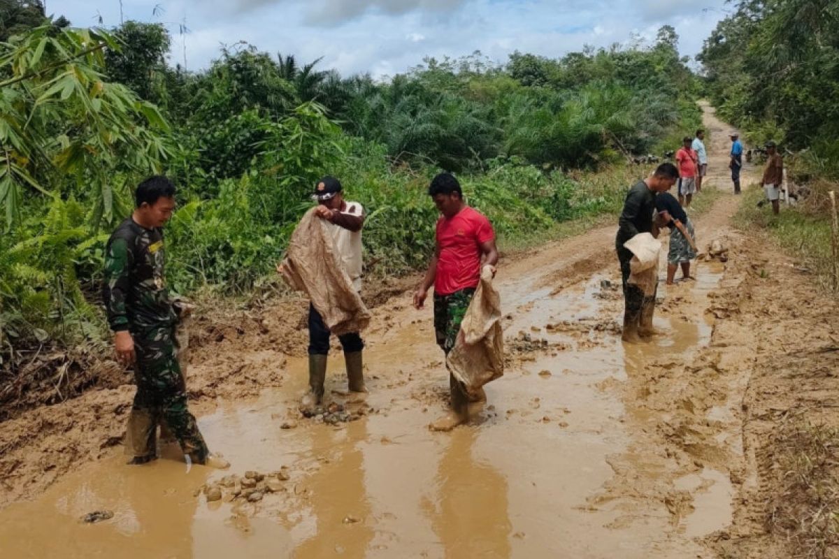 TNI-warga memperbaiki jalan rusak di perbatasan RI - Malaysia