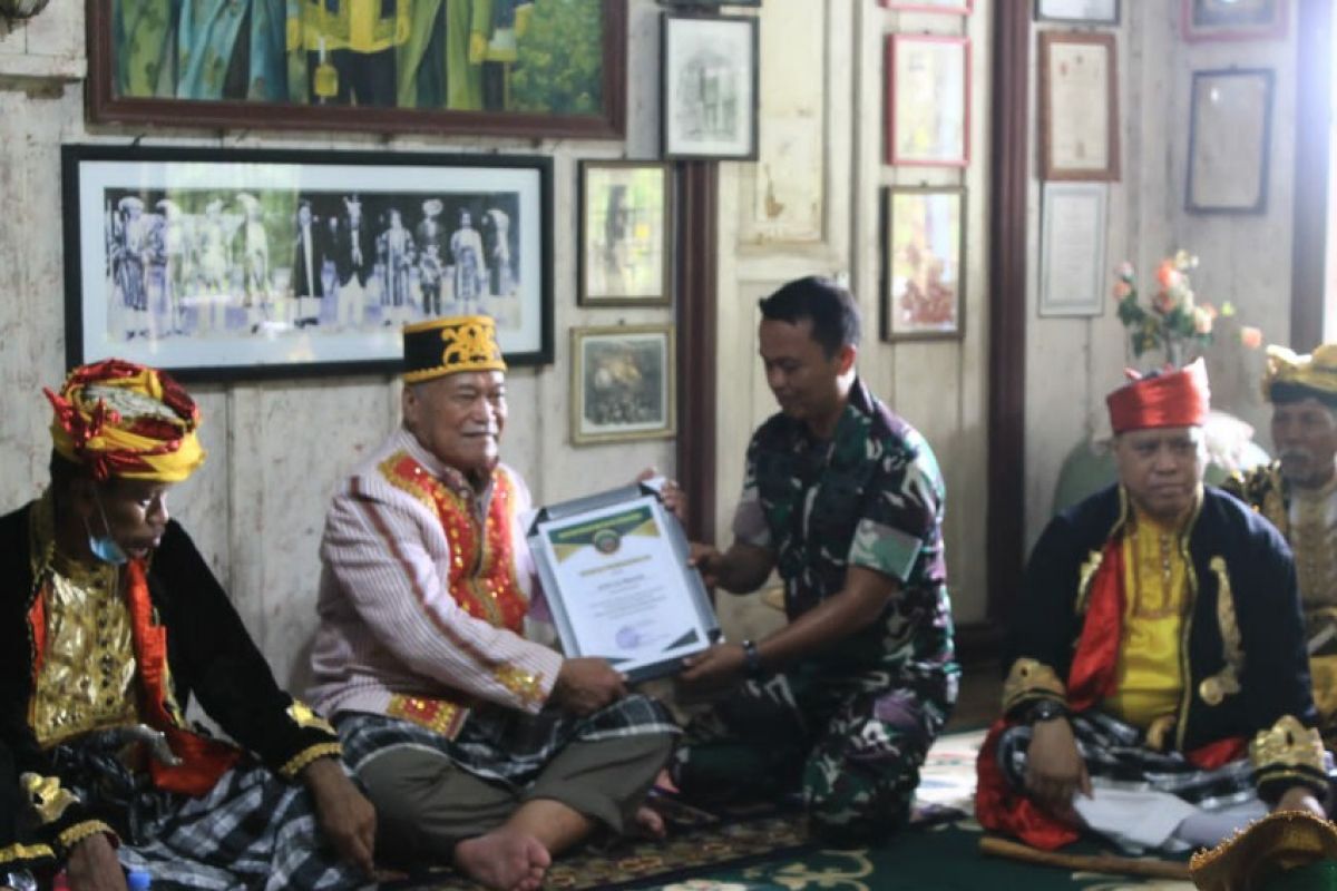 Pangdam Hasanuddin berikan piagam penghargaan kepada Sultan Buton