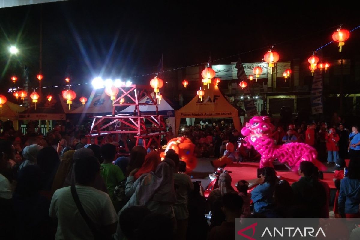 Masyarakat Kendari antusias nonton atraksi Barongsai terkait Imlek