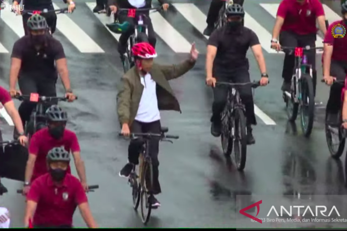Jokowi bersepeda ke Bundaran HI untuk 