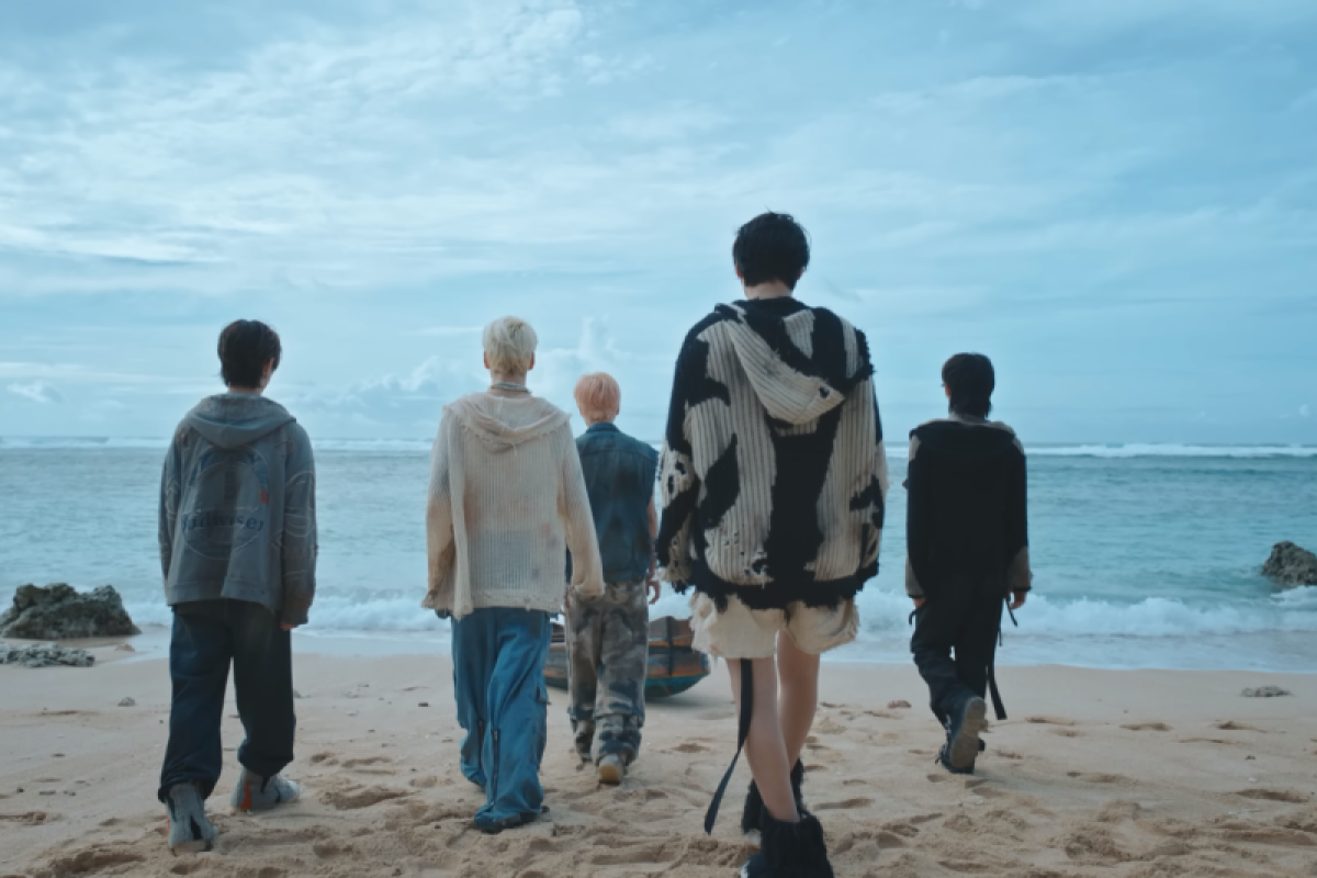 TXT tampilkan keindahan Pulau Dewata di video musik "Sugar Rush Ride"