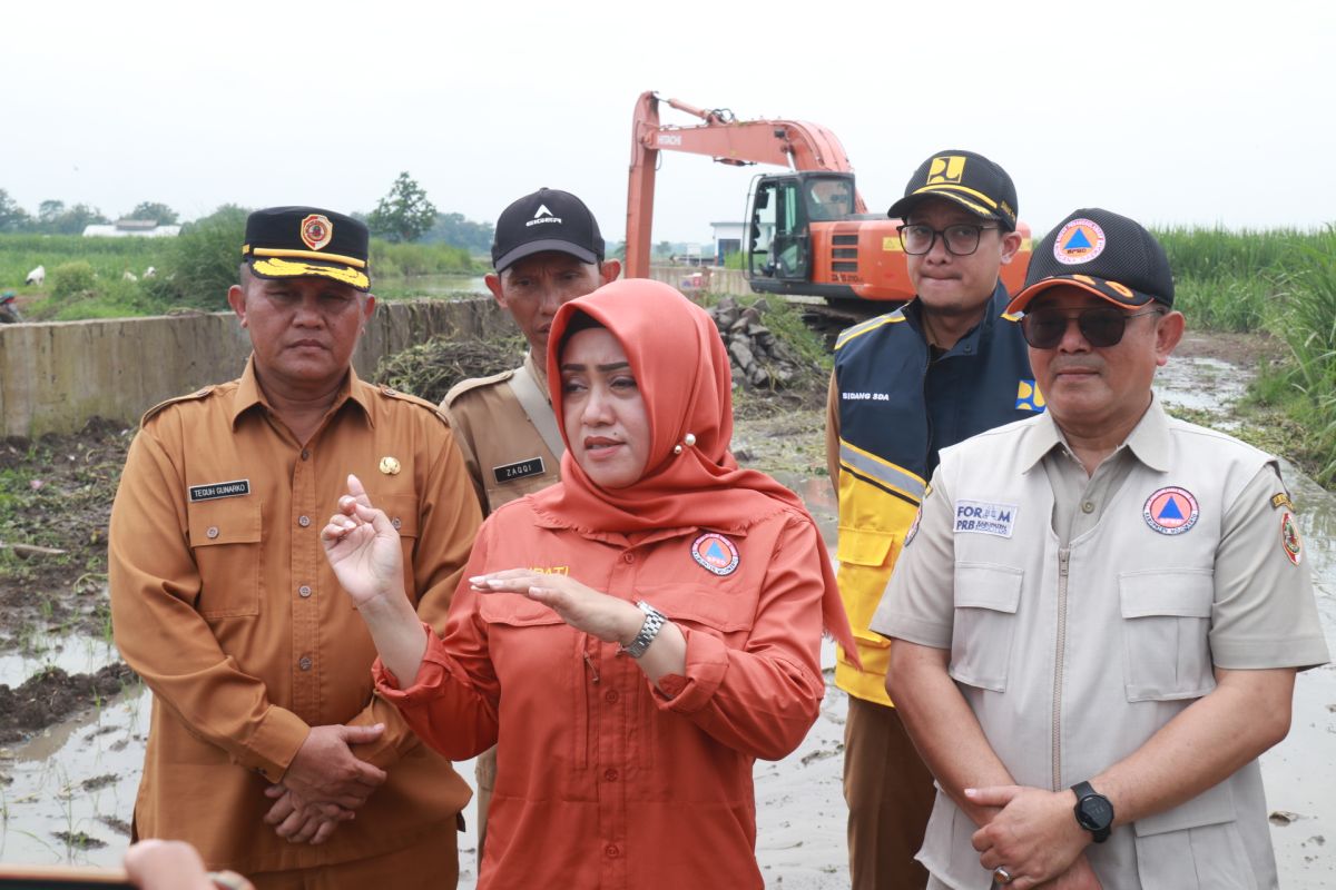 Pemkab Mojokerto bersihkan Avour Jambok tangani banjir