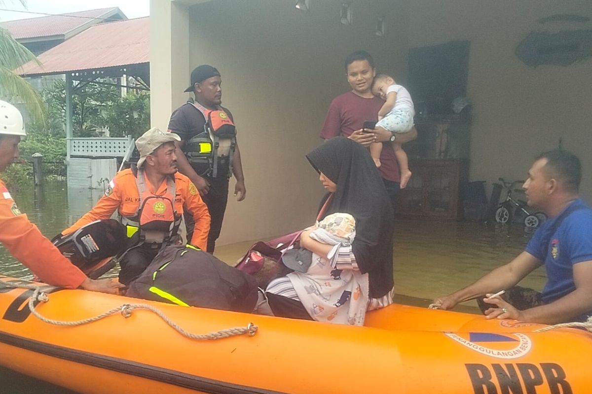 SAR evakuasi lansia terjebak banjir di Pidie