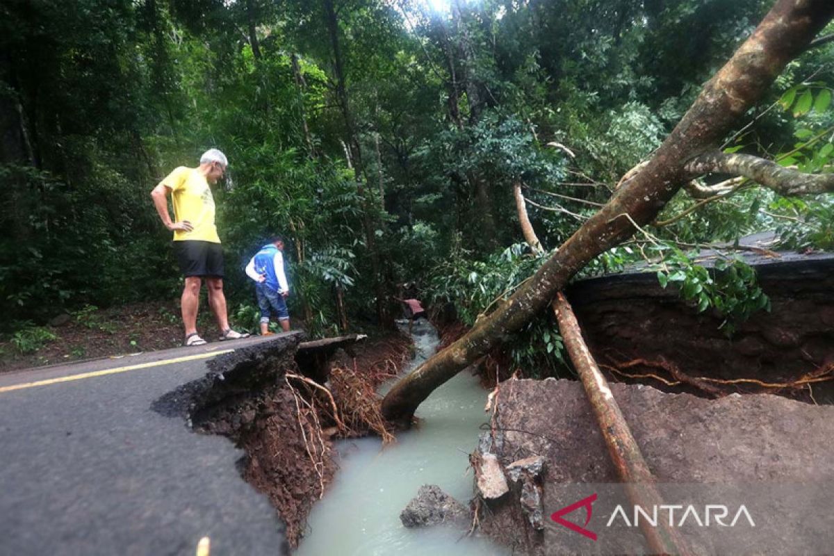 Tanah Longsor Menyebabkan Jalan Putus Dan Kerusakan Di Sabang - ANTARA News