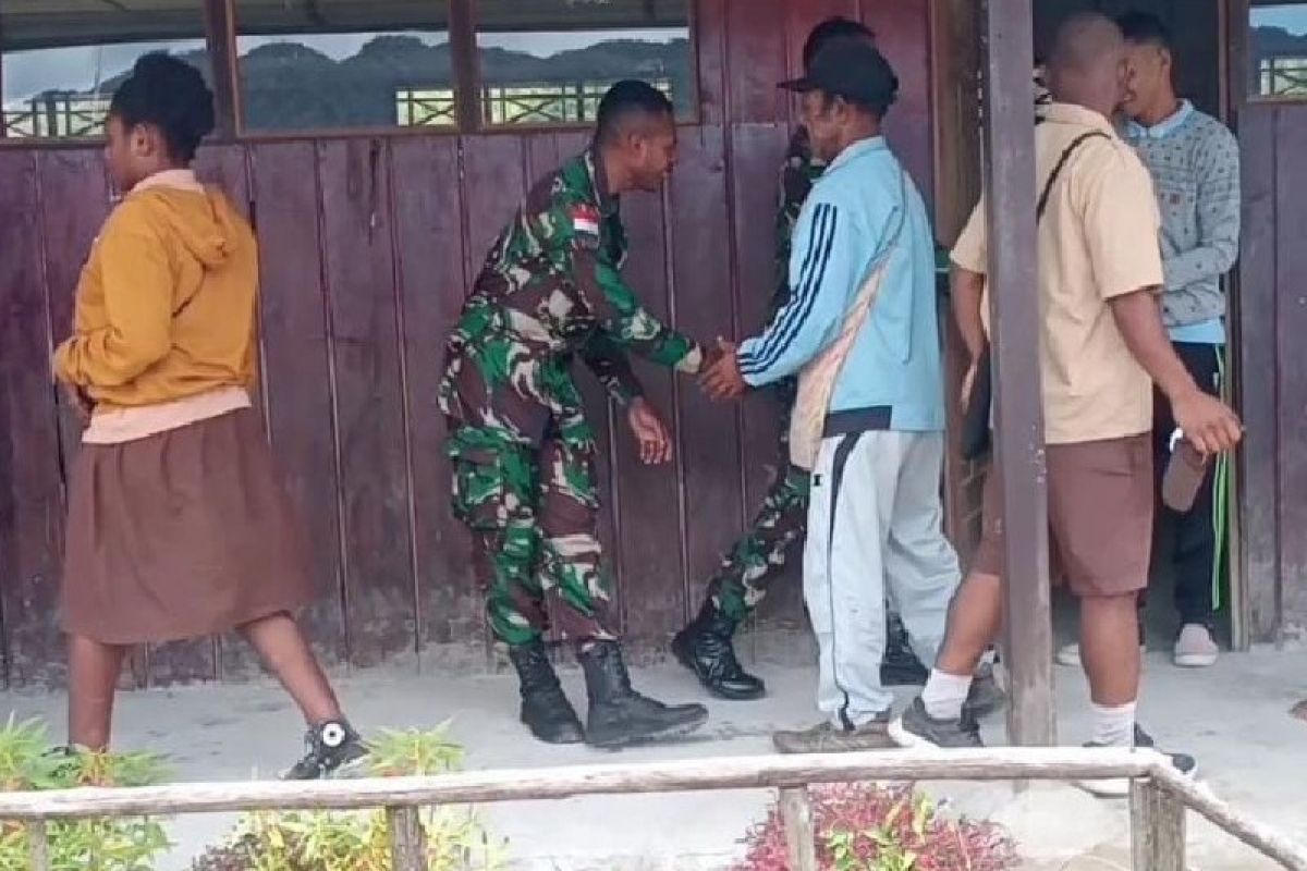 Prajurit TNI datangi sekolah di Oksibil pastikan aktivitas belajar