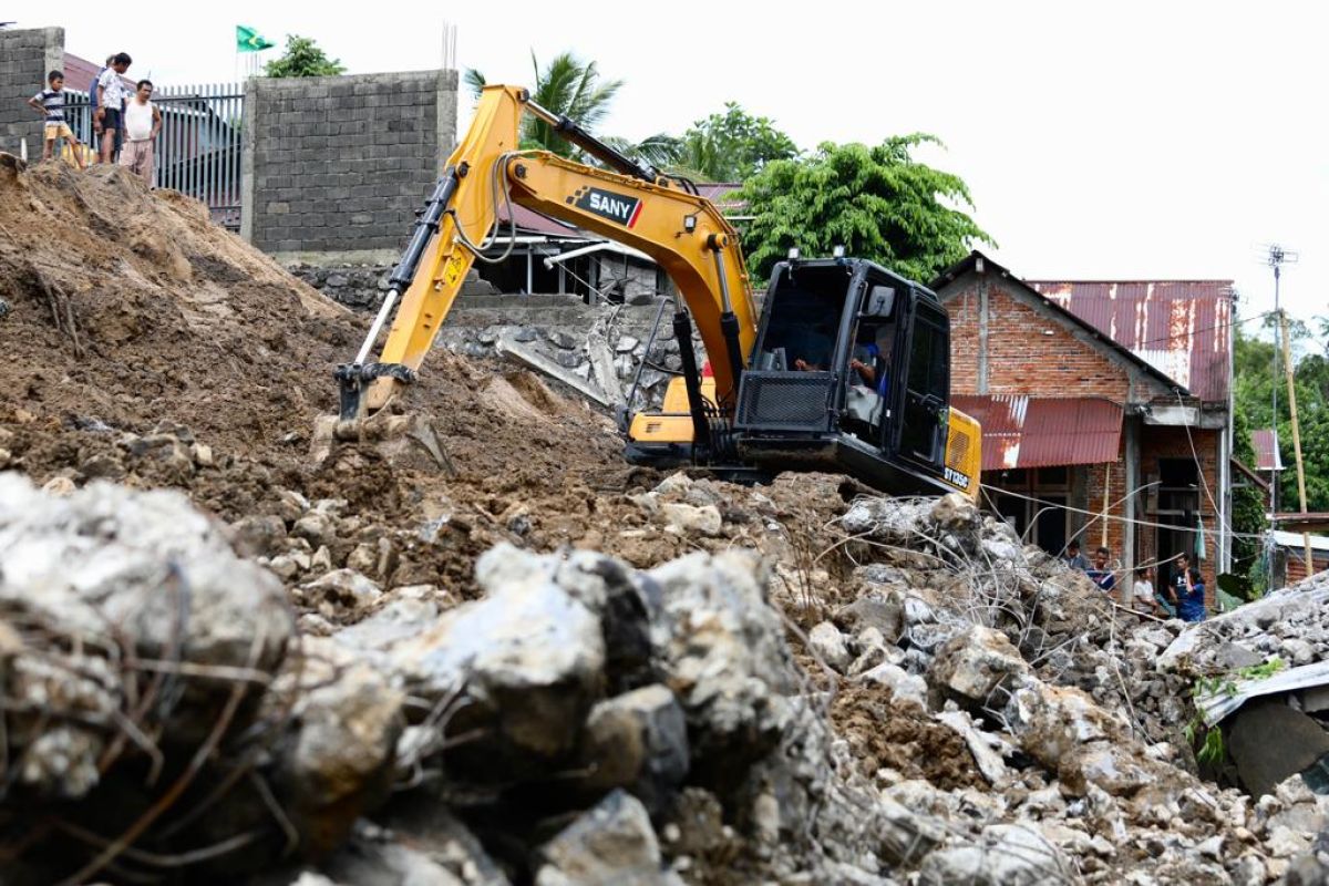Warga Manado lakukan pembersihan puing pascabanjir