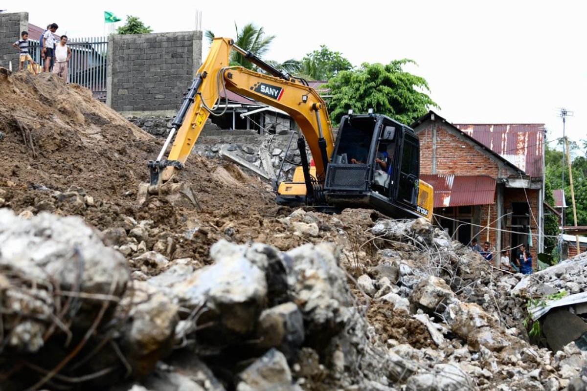 People clear up debris after floods hit Manado City: BNPB