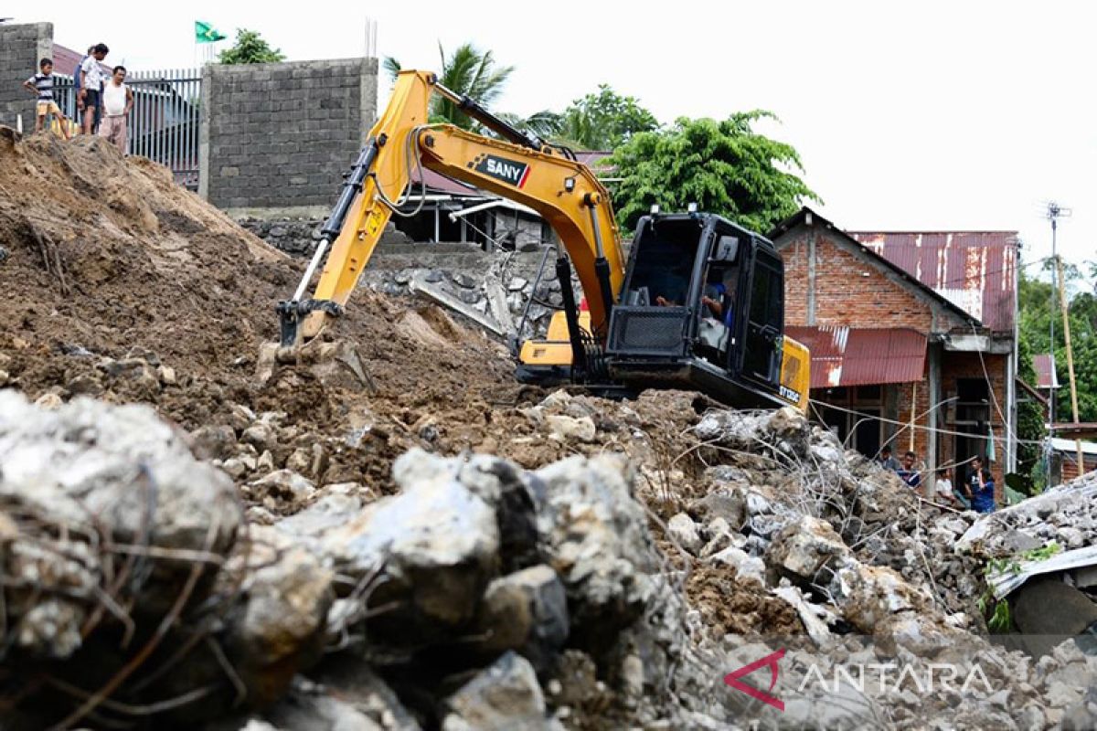 BNPB: Warga lakukan pembersihan puing pascabanjir Manado