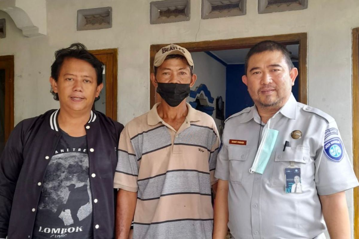 Petugas Jasa Raharja Samsat Saketi Mengunjungi Kantor Desa Cisereh Kabupaten Pandeglang