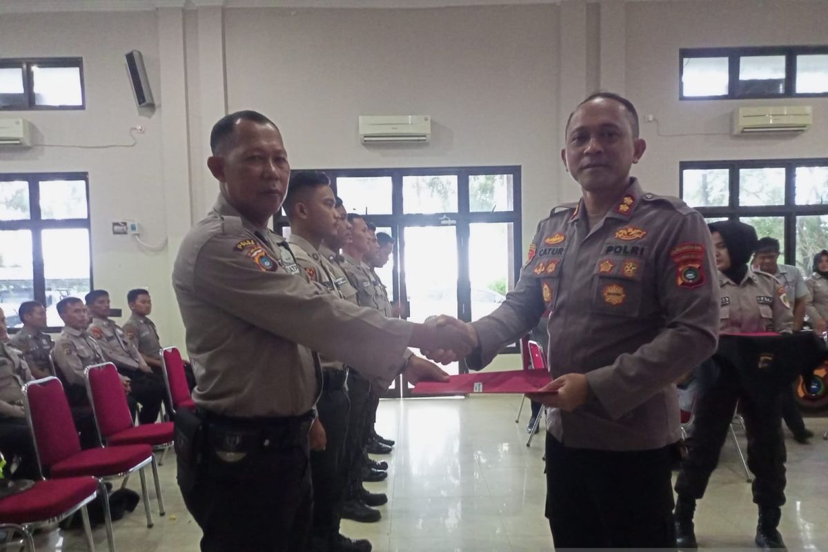 Dua personil satpam PT Timah Tbk raih penghargaan satpam berprestasi dari Polres Bangka Barat