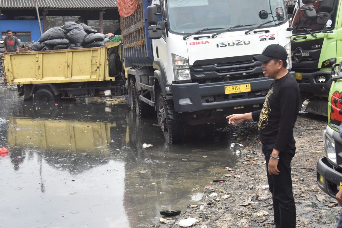 Anggota DPR Dedi Mulyadi tangani kubangan air di Terminal Truk Sampah Kota Bandung