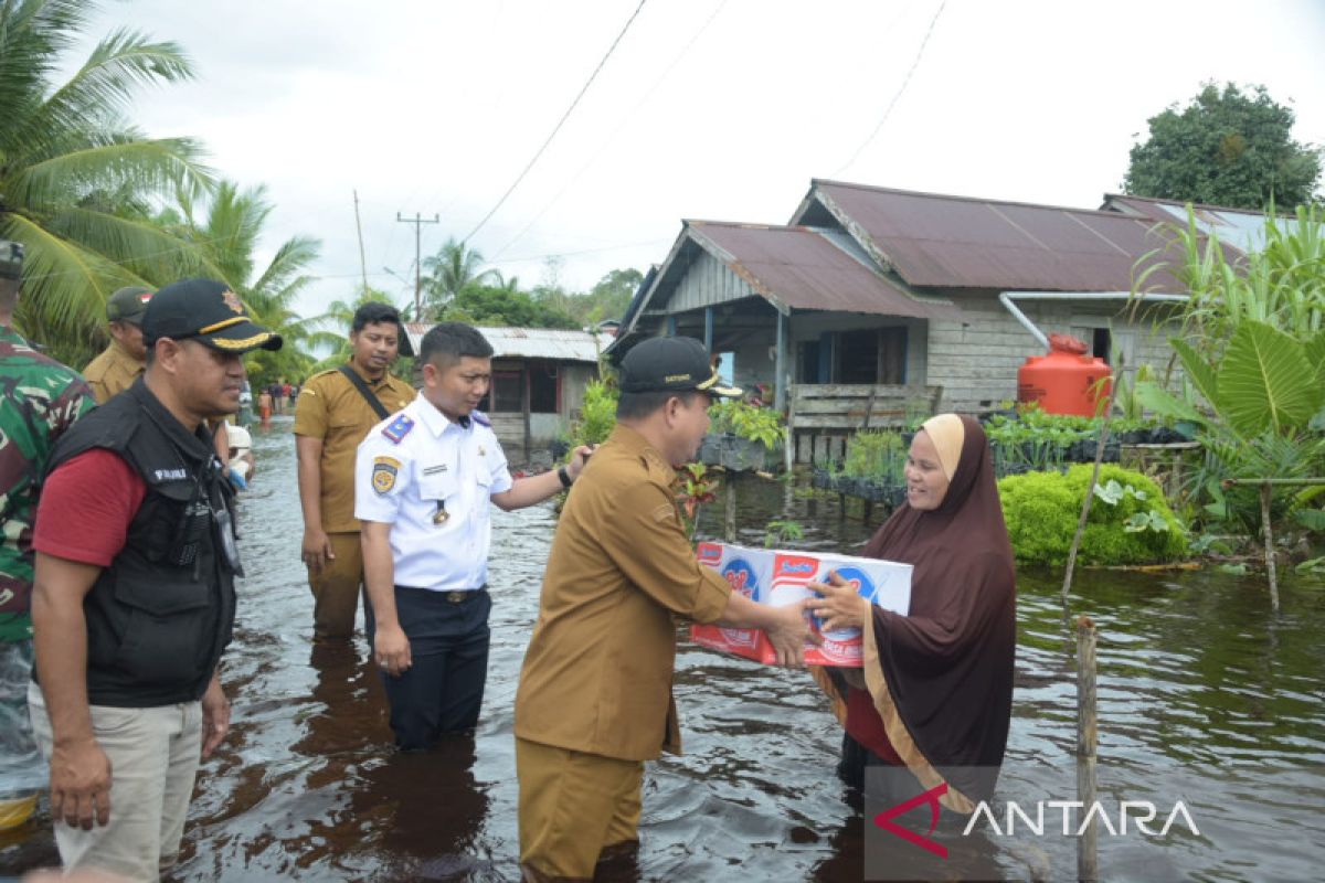 Bupati Sambas salurkan bantuan pangan untuk warga terdampak banjir