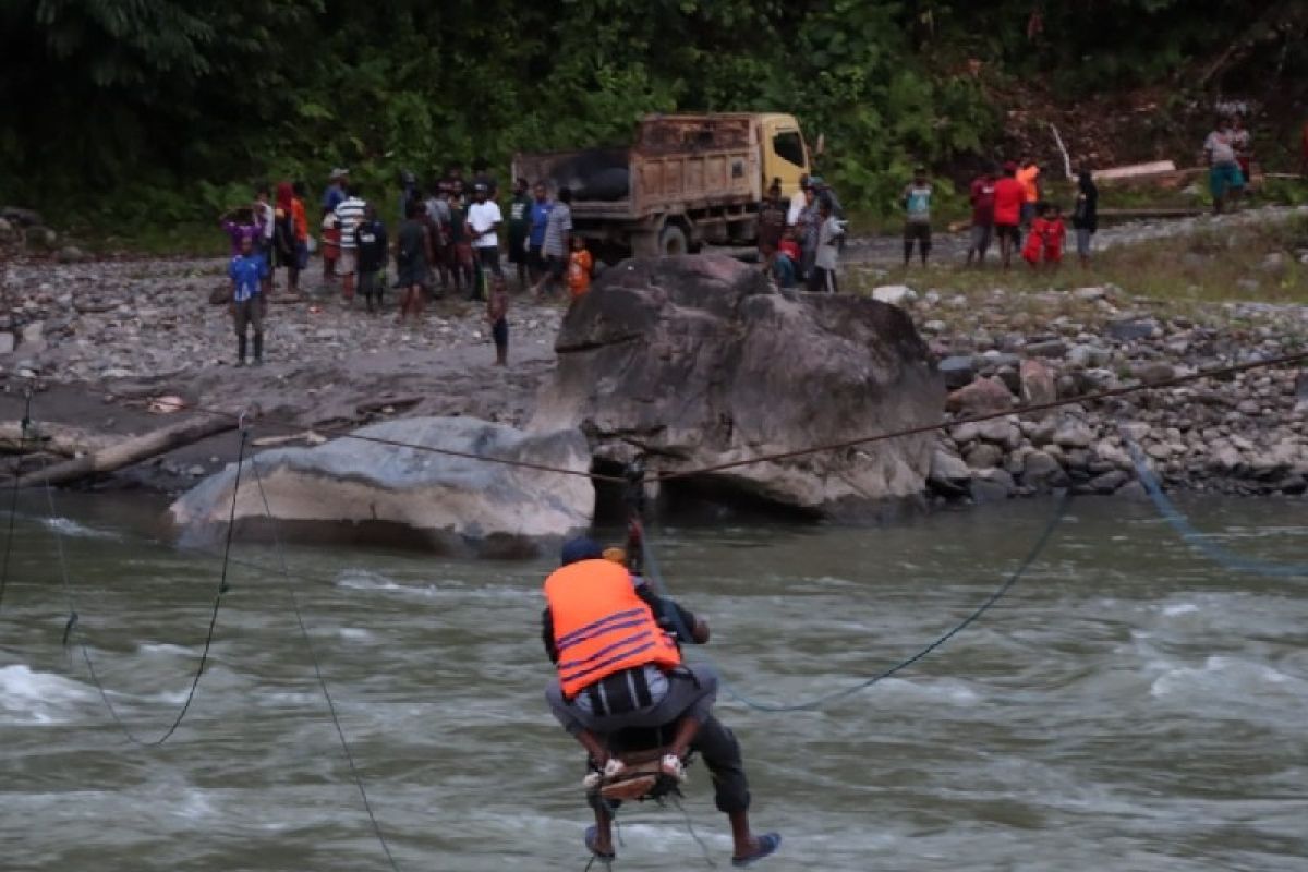 Polisi: Pohon pengikat jembatan gantung tumbang penyebab insiden Digul