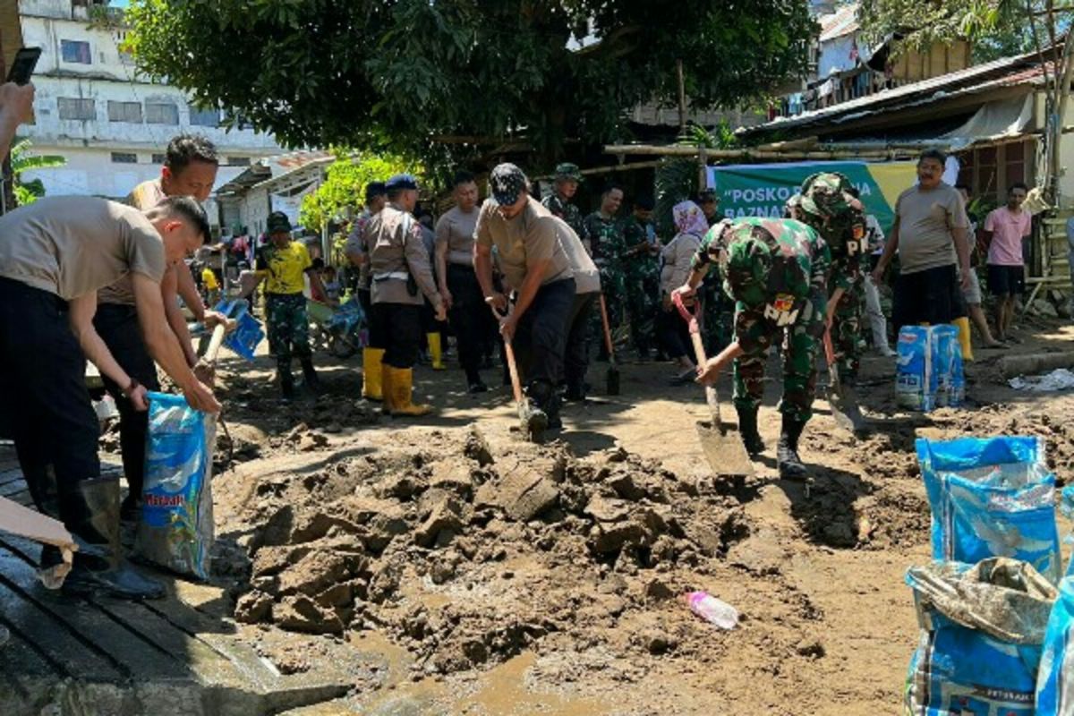 TNI-Polri kerja bakti di lokasi bencana di Manado
