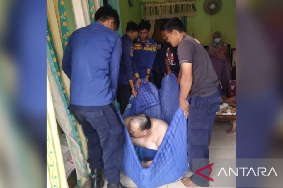 Disdamkar Bogor bantu proses evakuasi warga obesitas ke rumah sakit