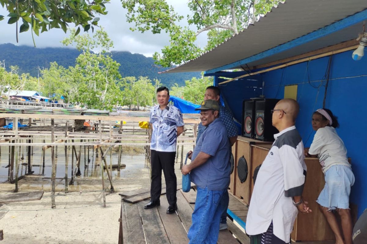 Bupati Freddy instruksikan UPTD Persampahan tata Pasar Ikan Kaimana